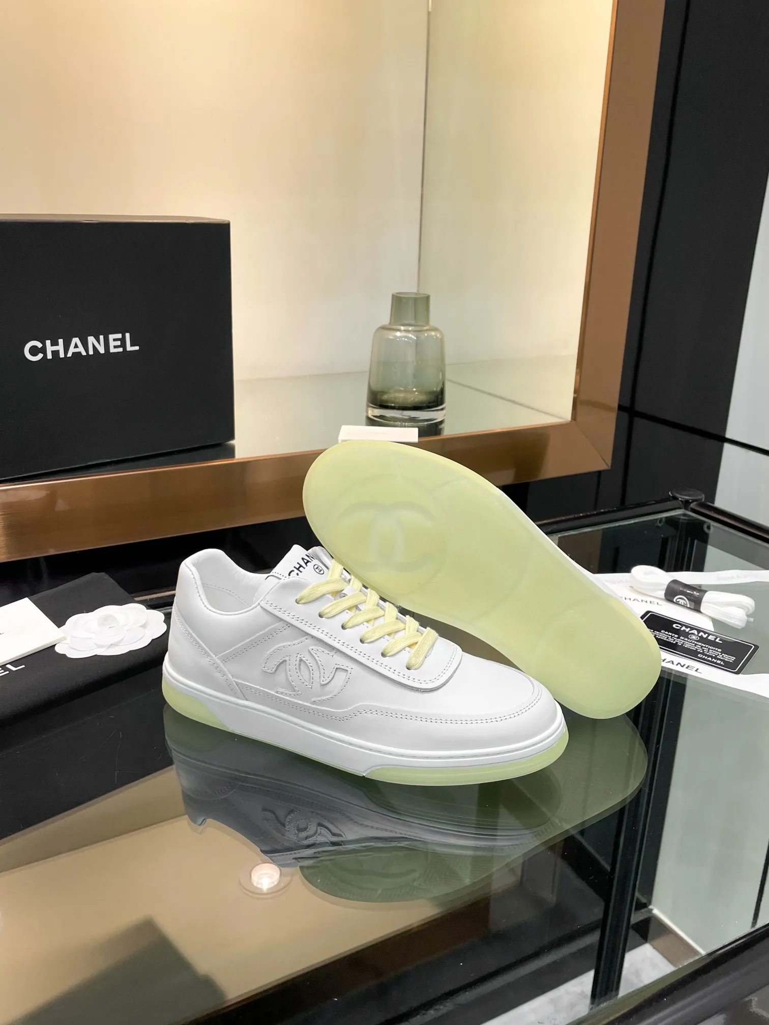 👟👟Ex-factory price 520👟👟Chanel Chanel 25SF latest model full leather panda color white shoes casual sports shoes skateboard shoes original purchase and development production Xiaoxiang C Home Another super popular item in the counter, loved by Internet celebrity bloggers and sisters, and various praises on social platforms. It is very popular, has a high texture, is breathable and super spring and summer. Seeing this issue always arouses the inner desire of girls for fashion. The latest suede material, classic black and white color, full of fashionable feeling on the feet, easy to care for. Fabric: Original customized imported cowhide material. Lining: Customized soft sheepskin lining. Sole: Original molded TPU non-slip outsole. Bottom thickness: 2.5CM. Size: Women's size 35-40 (custom-made sizes 40 are non-refundable)